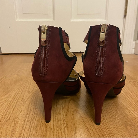 3/$15 Classy Geometric Pumps - Picture 8 of 8